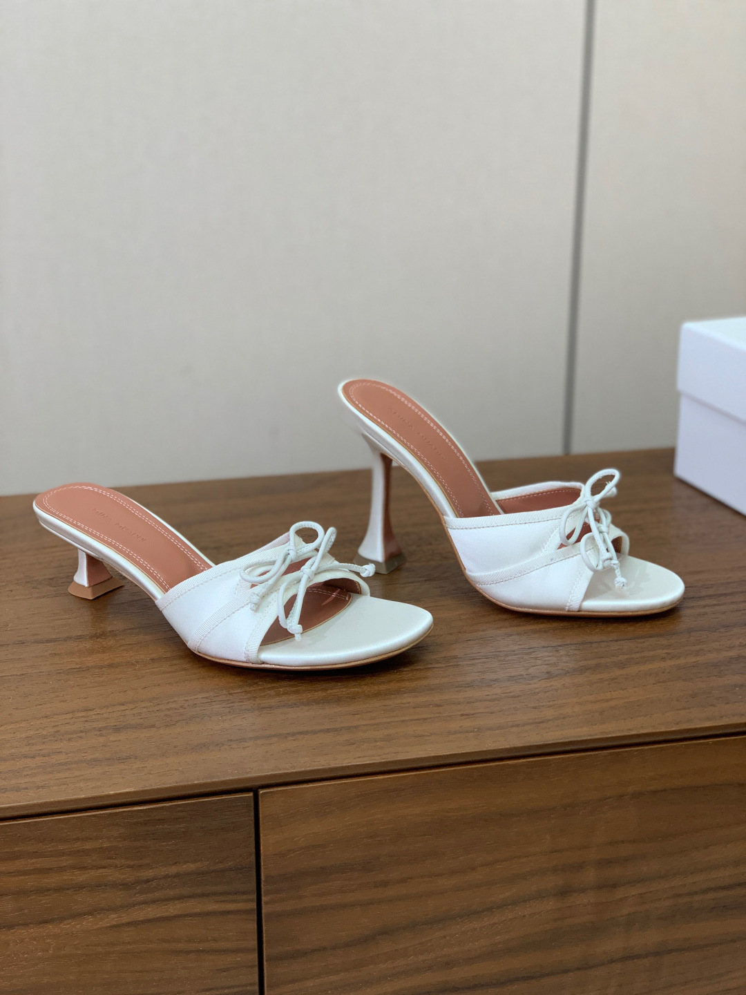 【Amina Muaddi】蝴蝶结拖鞋。鞋面漆皮、真丝、蕾丝。细腻柔美，仿佛穿上了春天的浪漫。羊皮垫脚，