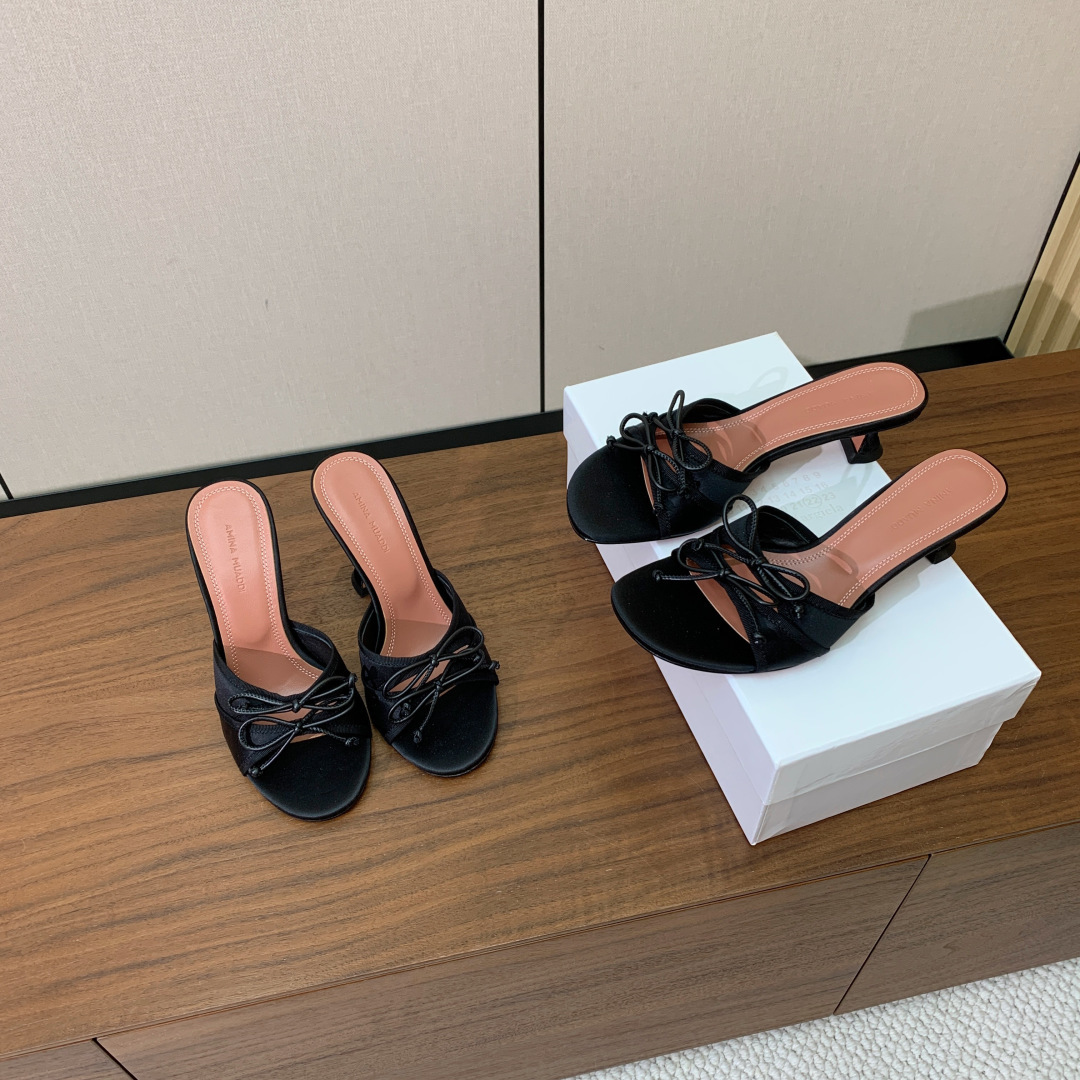【Amina Muaddi】蝴蝶结拖鞋。鞋面漆皮、真丝、蕾丝。细腻柔美，仿佛穿上了春天的浪漫。羊皮垫脚，