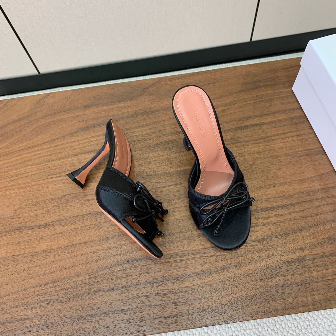【Amina Muaddi】蝴蝶结拖鞋。鞋面漆皮、真丝、蕾丝。细腻柔美，仿佛穿上了春天的浪漫。羊皮垫脚，