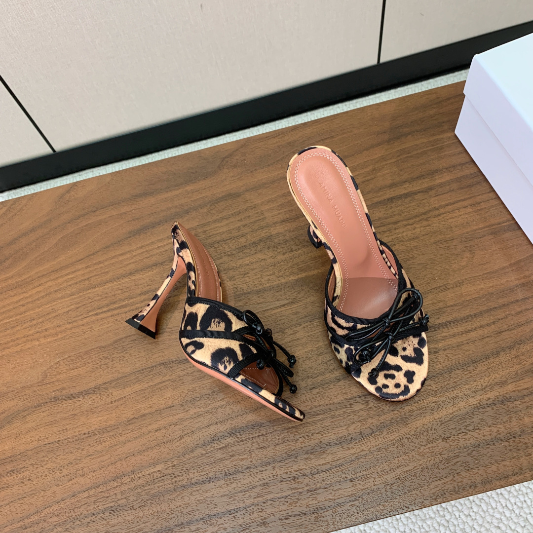 【Amina Muaddi】蝴蝶结拖鞋。鞋面漆皮、真丝、蕾丝。细腻柔美，仿佛穿上了春天的浪漫。羊皮垫脚，