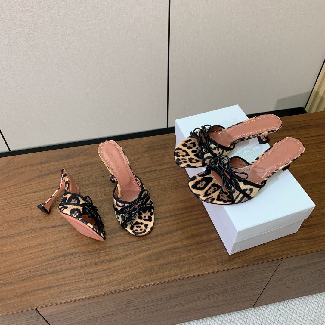 【Amina Muaddi】蝴蝶结拖鞋。鞋面漆皮、真丝、蕾丝。细腻柔美，仿佛穿上了春天的浪漫。羊皮垫脚，