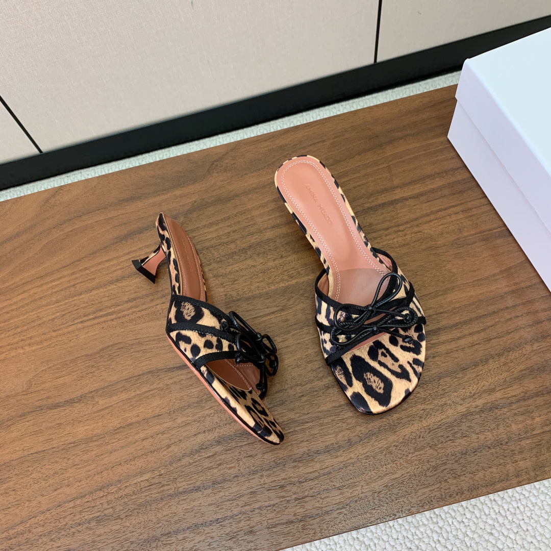 【Amina Muaddi】蝴蝶结拖鞋。鞋面漆皮、真丝、蕾丝。细腻柔美，仿佛穿上了春天的浪漫。羊皮垫脚，