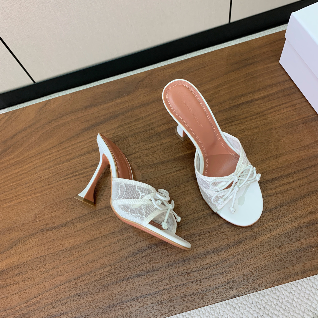 【Amina Muaddi】蝴蝶结拖鞋。鞋面漆皮、真丝、蕾丝。细腻柔美，仿佛穿上了春天的浪漫。羊皮垫脚，