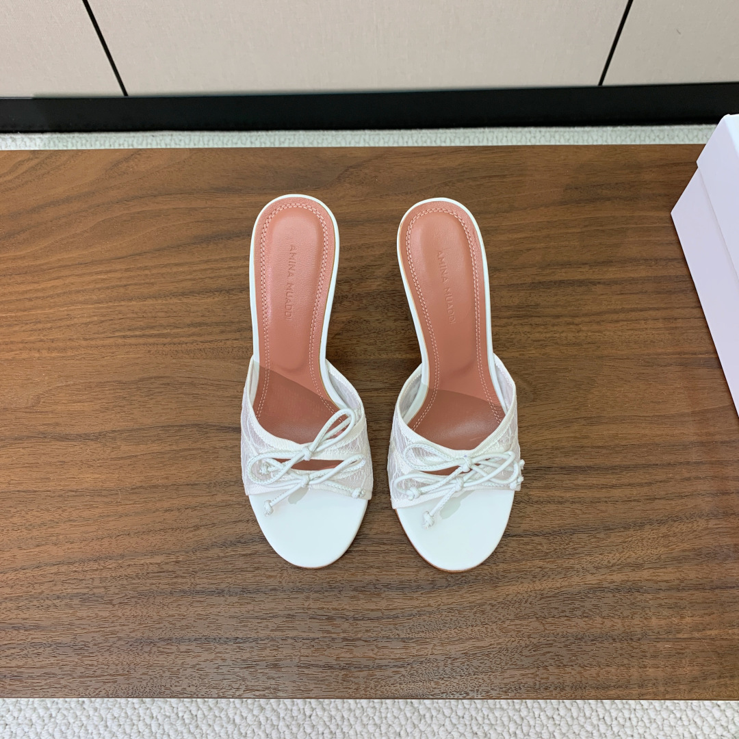 【Amina Muaddi】蝴蝶结拖鞋。鞋面漆皮、真丝、蕾丝。细腻柔美，仿佛穿上了春天的浪漫。羊皮垫脚，