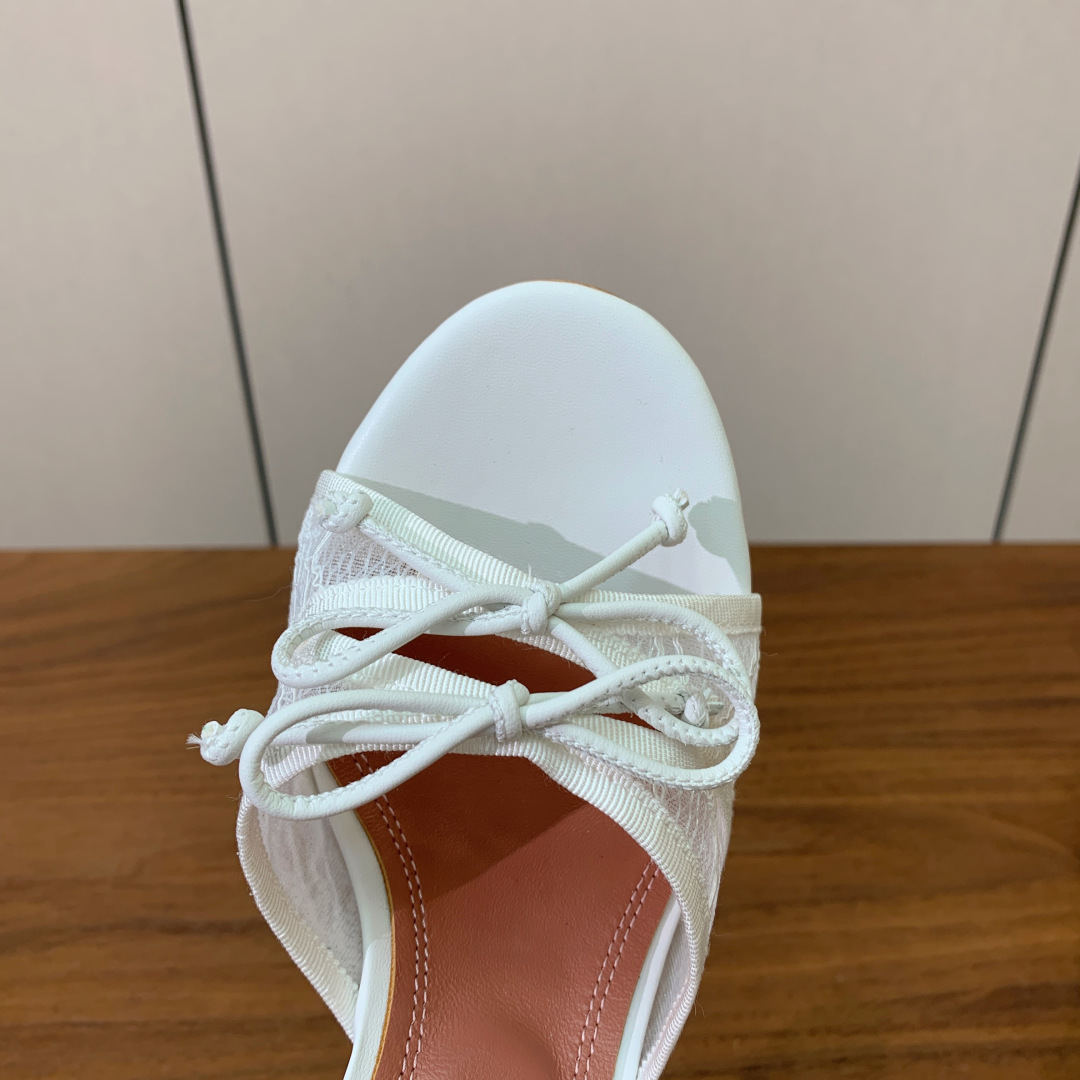 【Amina Muaddi】蝴蝶结拖鞋。鞋面漆皮、真丝、蕾丝。细腻柔美，仿佛穿上了春天的浪漫。羊皮垫脚，