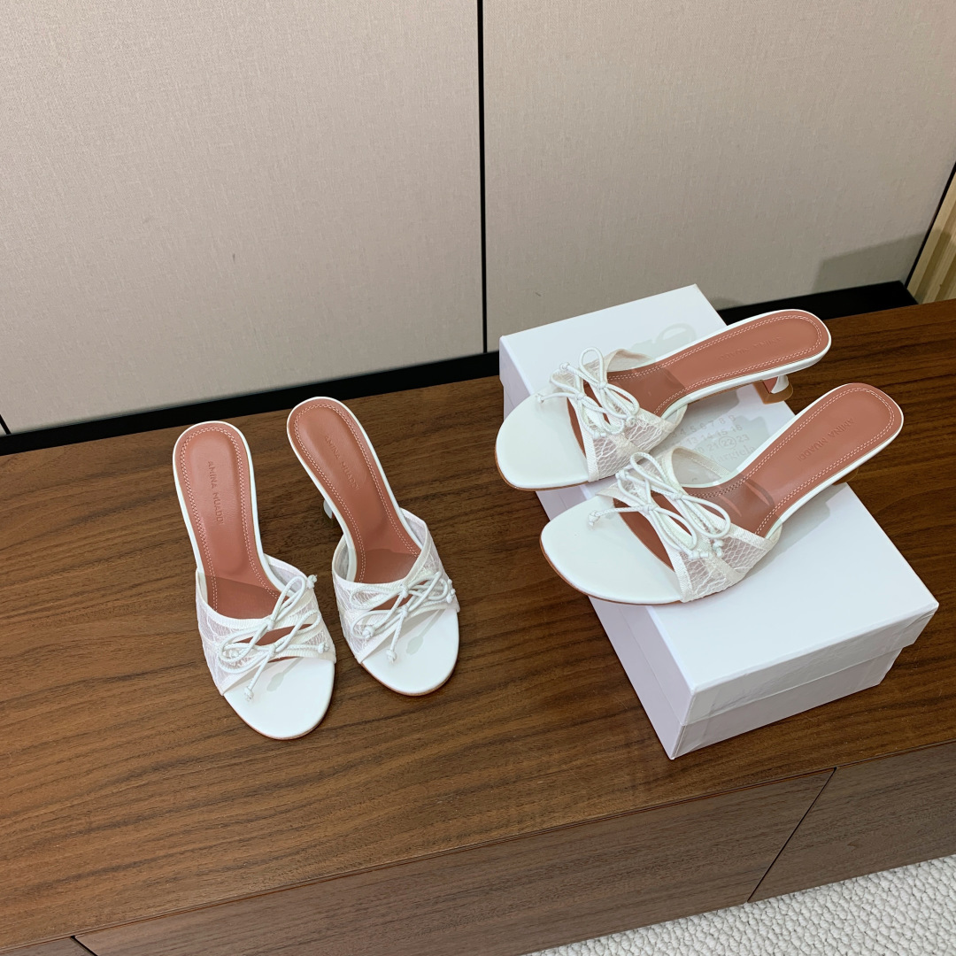 【Amina Muaddi】蝴蝶结拖鞋。鞋面漆皮、真丝、蕾丝。细腻柔美，仿佛穿上了春天的浪漫。羊皮垫脚，