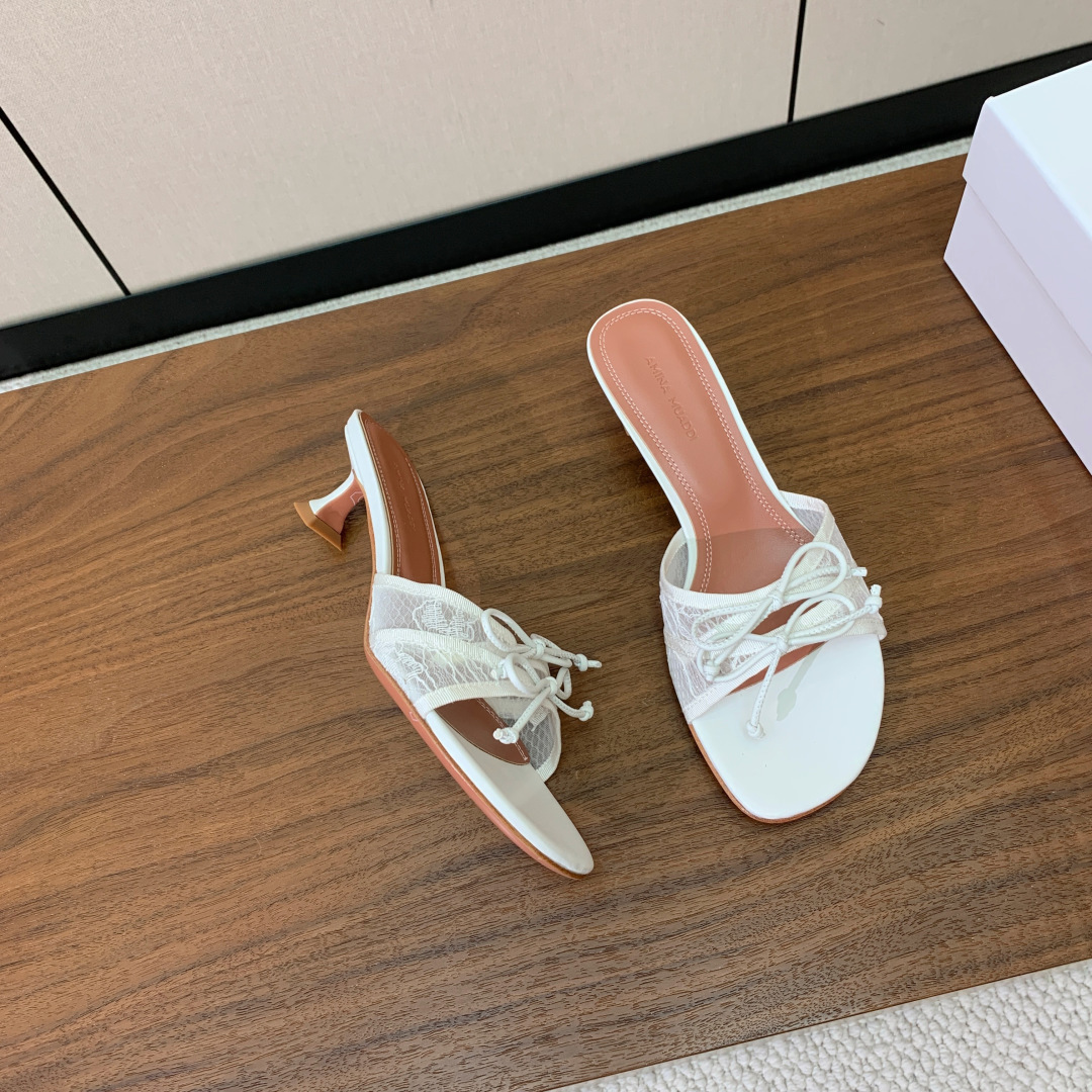 【Amina Muaddi】蝴蝶结拖鞋。鞋面漆皮、真丝、蕾丝。细腻柔美，仿佛穿上了春天的浪漫。羊皮垫脚，