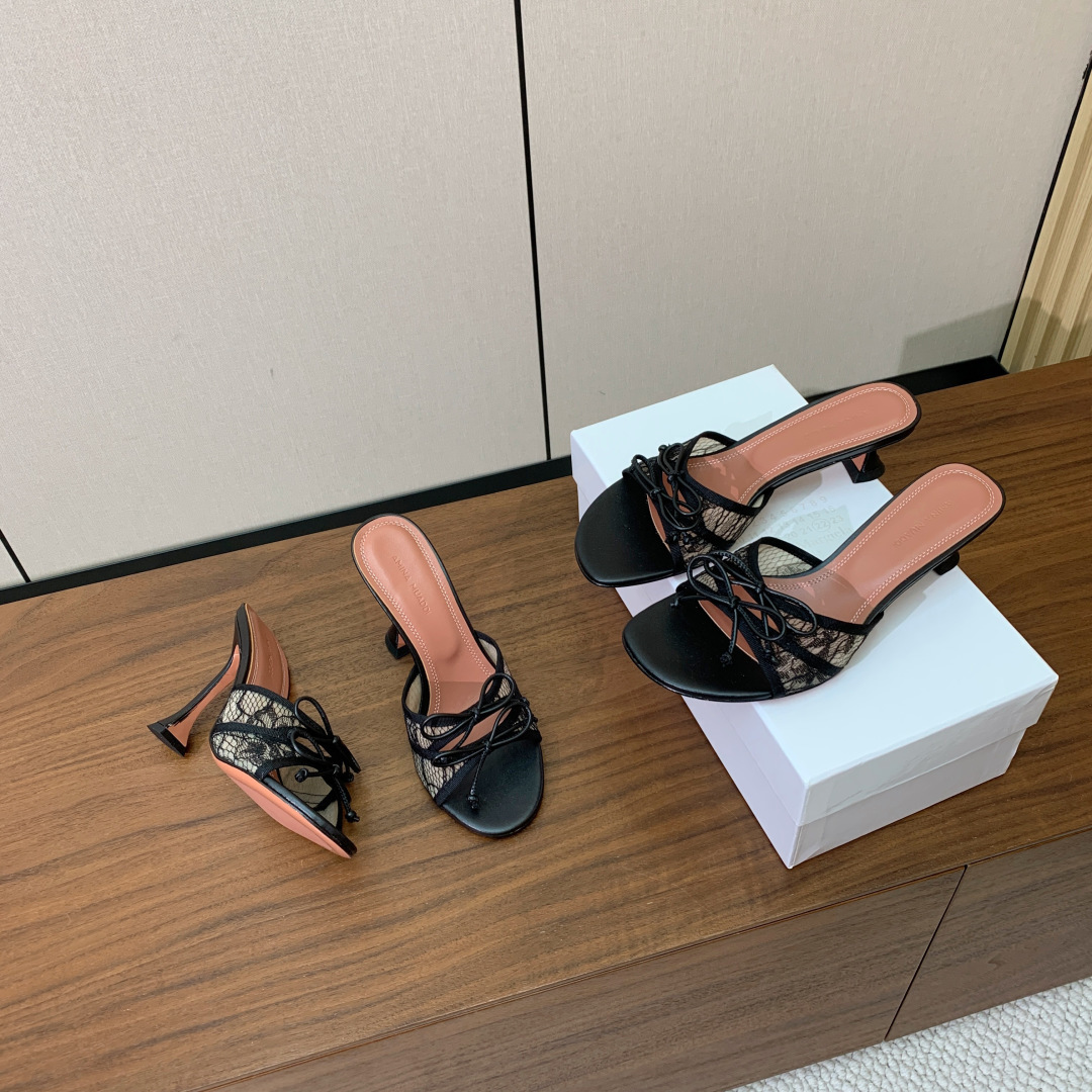 【Amina Muaddi】蝴蝶结拖鞋。鞋面漆皮、真丝、蕾丝。细腻柔美，仿佛穿上了春天的浪漫。羊皮垫脚，