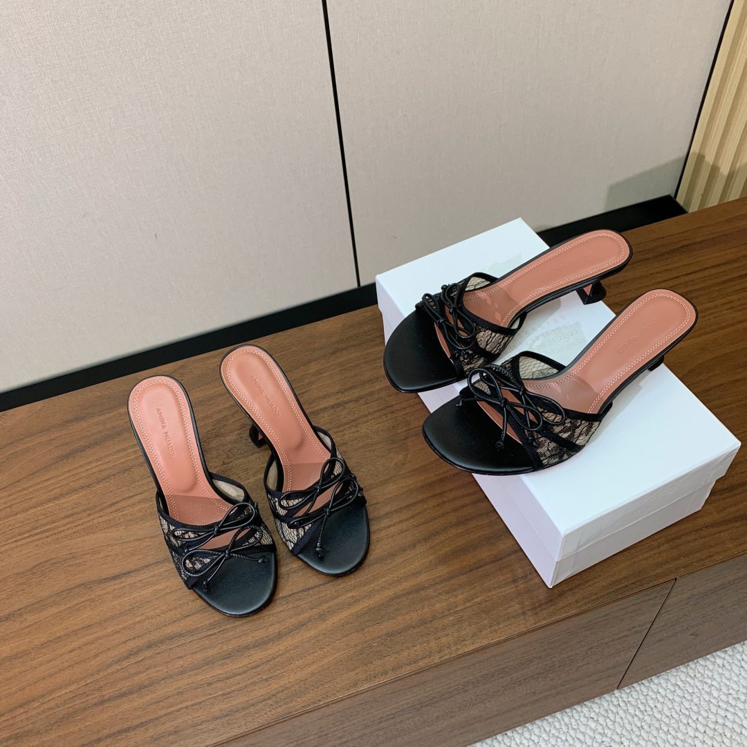 【Amina Muaddi】蝴蝶结拖鞋。鞋面漆皮、真丝、蕾丝。细腻柔美，仿佛穿上了春天的浪漫。羊皮垫脚，