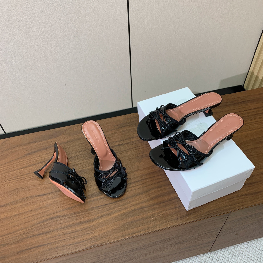 【Amina Muaddi】蝴蝶结拖鞋。鞋面漆皮、真丝、蕾丝。细腻柔美，仿佛穿上了春天的浪漫。羊皮垫脚，