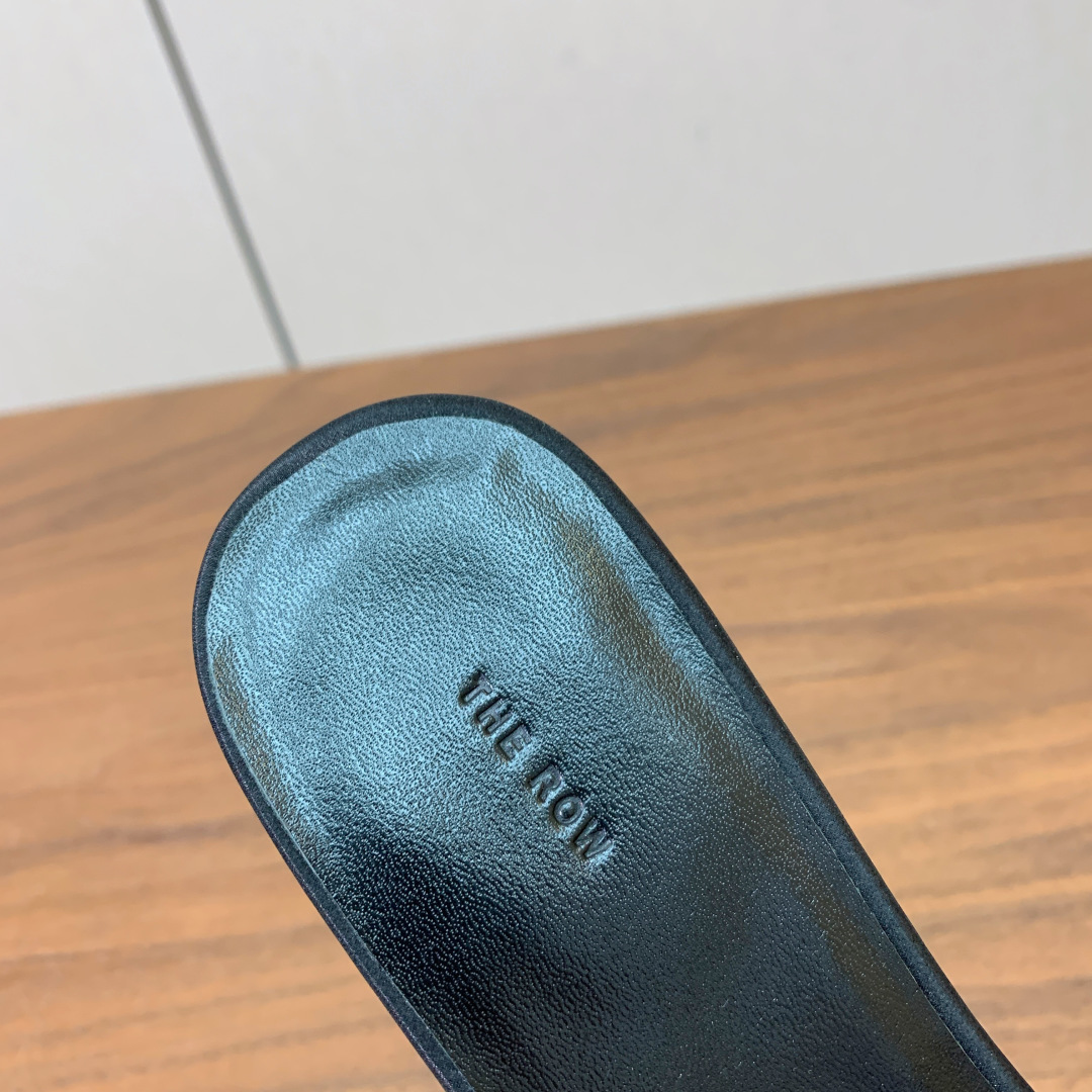 【The row】一字带猫跟拖鞋。超强设计感，线条简洁流畅。虽然没有过多的元素点缀，但真的很高级很百搭！