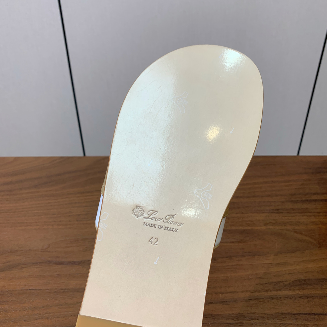 【Loro Piana】男款拖鞋。时尚性与皮料实用性同样兼具依然全网最高品质。鞋面牛皮（非市面超纤）羊皮