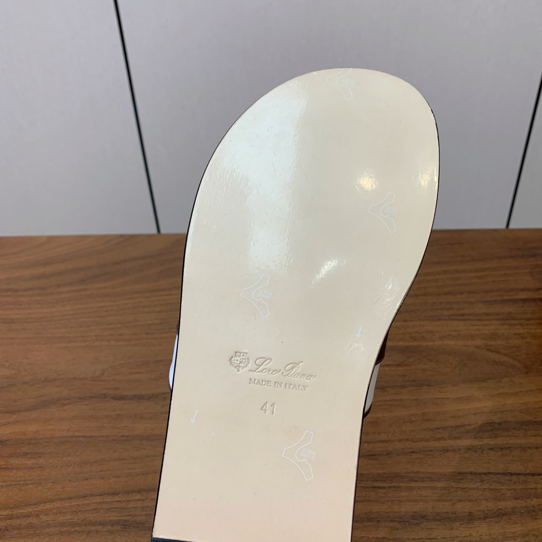【Loro Piana】男款拖鞋。时尚性与皮料实用性同样兼具依然全网最高品质。鞋面牛皮（非市面超纤）羊皮