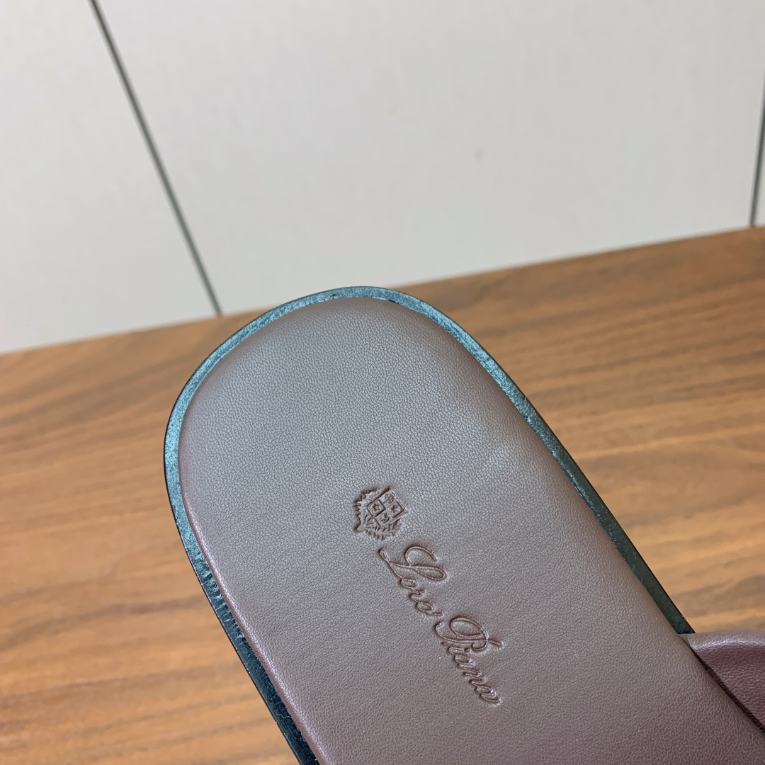 【Loro Piana】男款拖鞋。时尚性与皮料实用性同样兼具依然全网最高品质。鞋面牛皮（非市面超纤）羊皮