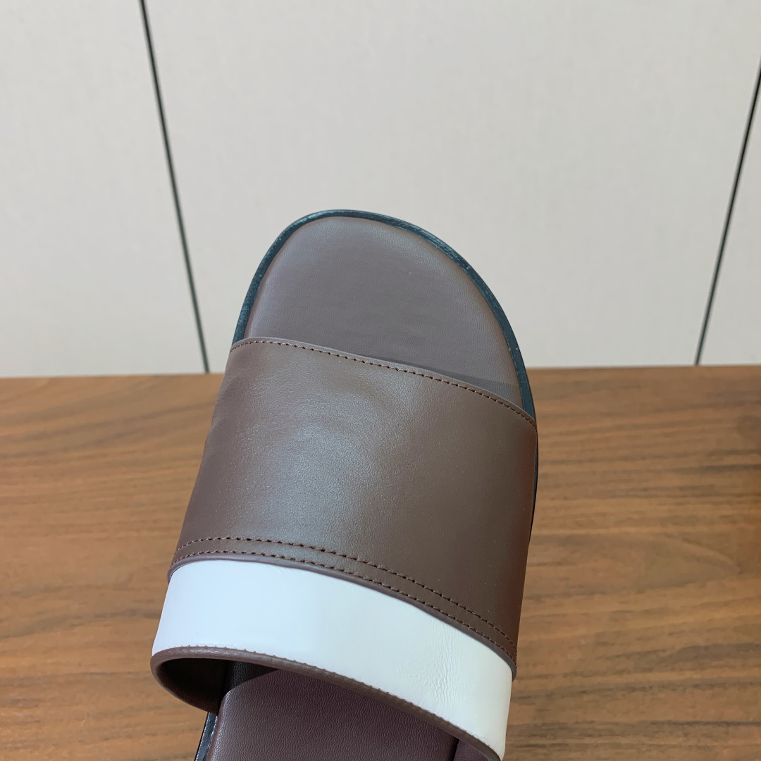 【Loro Piana】男款拖鞋。时尚性与皮料实用性同样兼具依然全网最高品质。鞋面牛皮（非市面超纤）羊皮