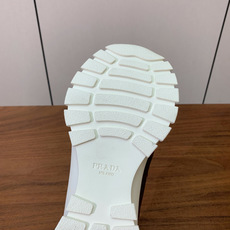 【Prad*】情侣款复古运动鞋。上脚非常舒适。鞋面牛反绒拼接定制网面。羊皮垫脚。定制橡胶大底。 码数:女 【Prad*】情侣款复古运动鞋。上脚非常舒适。鞋面牛反绒拼接定制网面。羊皮垫脚。定制橡胶大底。 码数:女