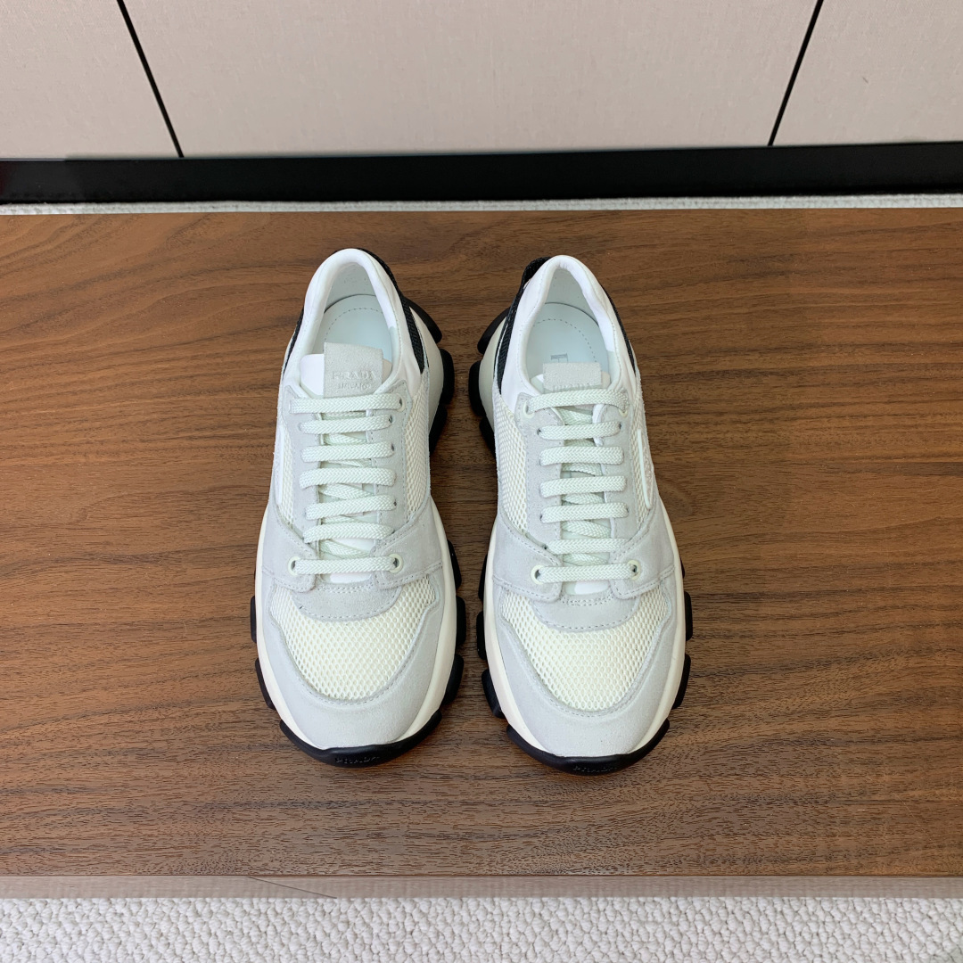 【Prad*】情侣款复古运动鞋。上脚非常舒适。鞋面牛反绒拼接定制网面。羊皮垫脚。定制橡胶大底。 码数：女