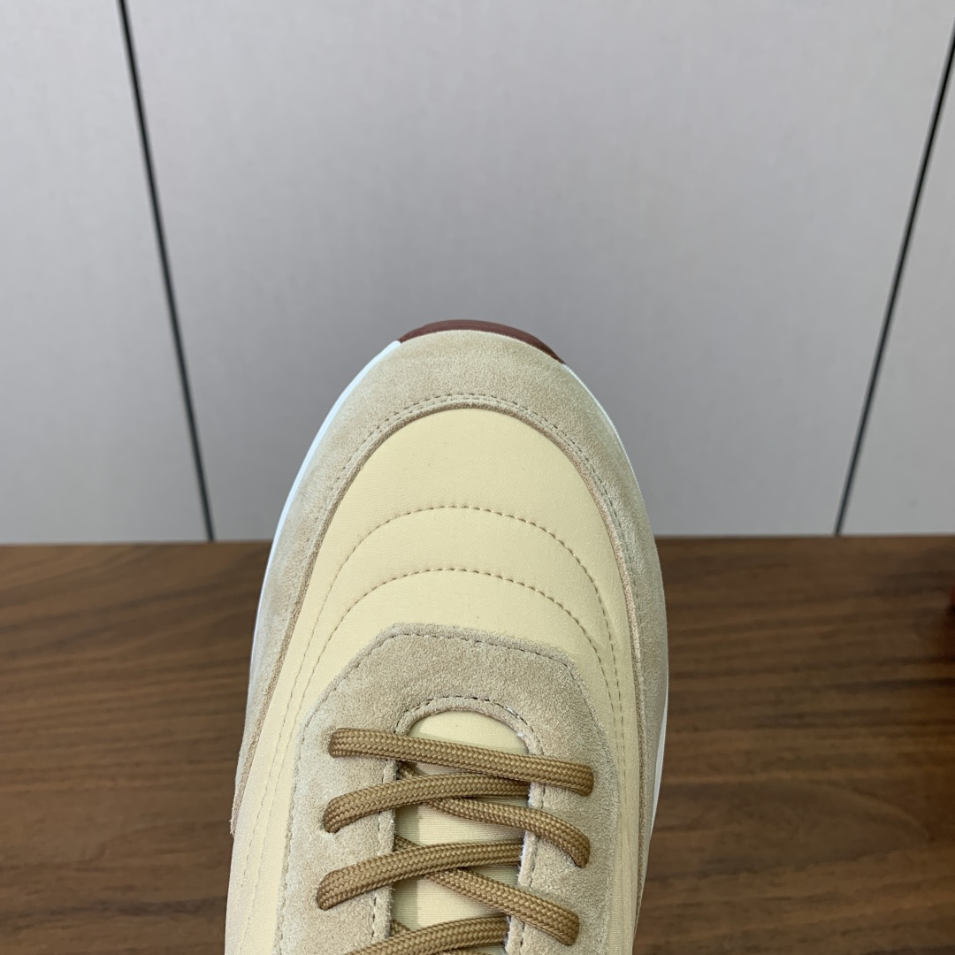 【Loro Piana】情侣款休闲运动鞋。简约时尚，鞋面采用牛反绒拼布。羊皮垫脚。定制橡胶底。码数：女3