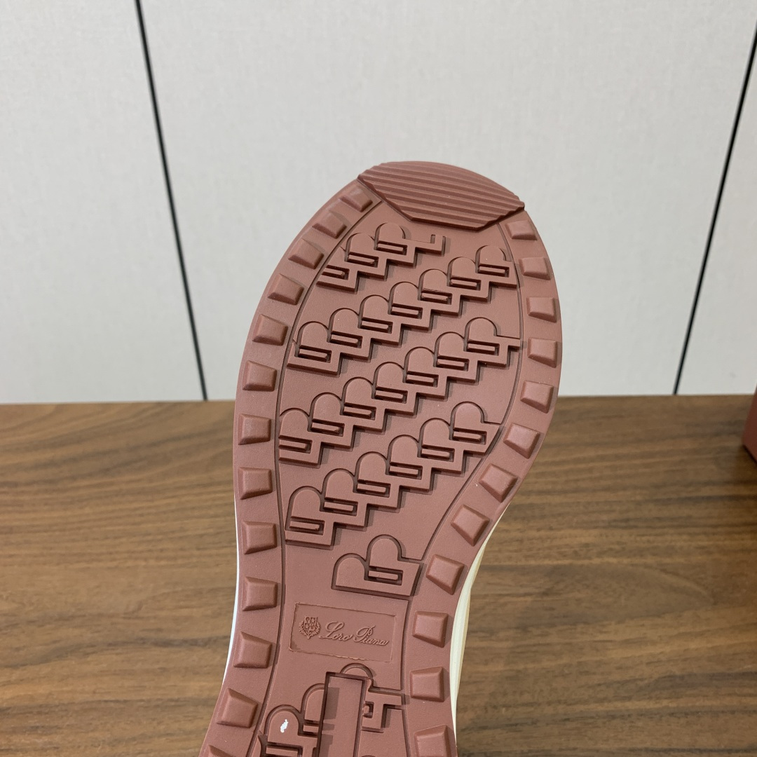 【Loro Piana】情侣款休闲运动鞋。简约时尚，鞋面采用牛反绒拼布。羊皮垫脚。定制橡胶底。码数：女3