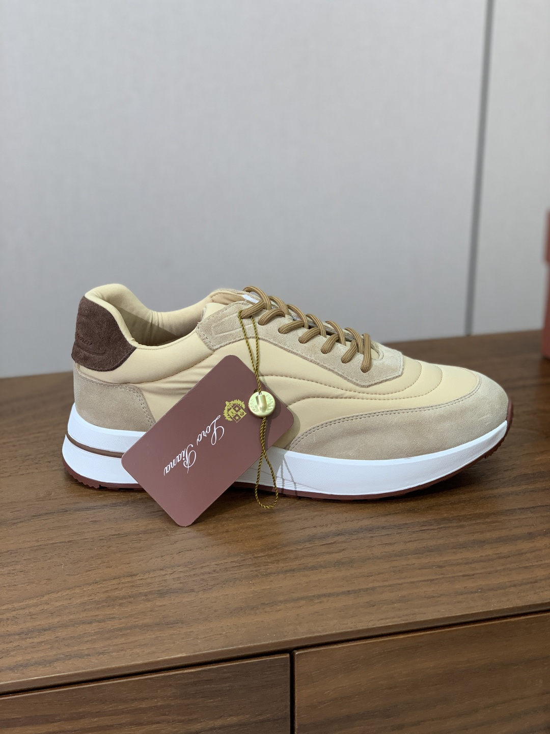 【Loro Piana】情侣款休闲运动鞋。简约时尚，鞋面采用牛反绒拼布。羊皮垫脚。定制橡胶底。码数：女3