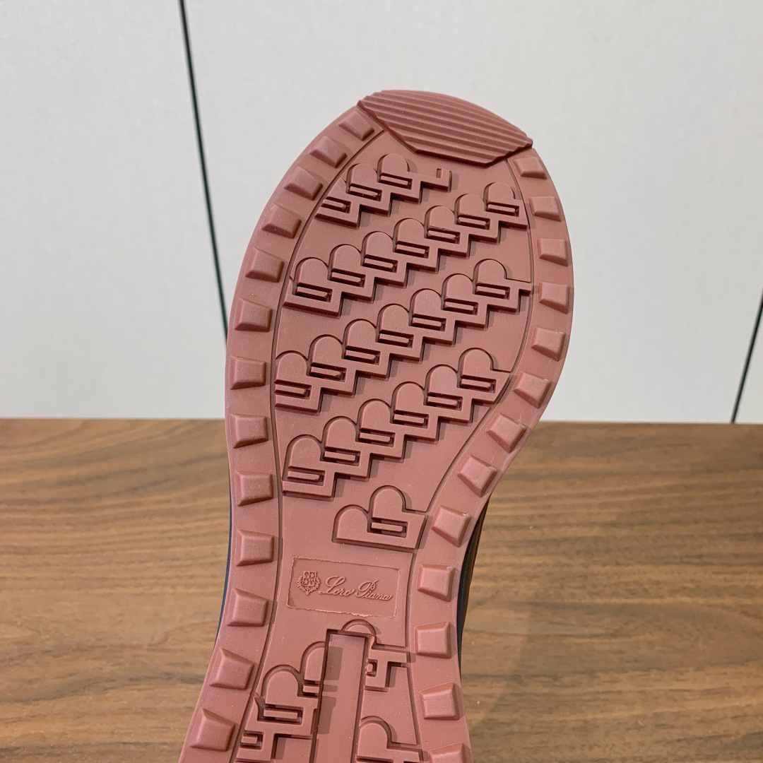 【Loro Piana】情侣款休闲运动鞋。简约时尚，鞋面采用牛反绒拼网面。羊皮垫脚。定制橡胶底。码数：女