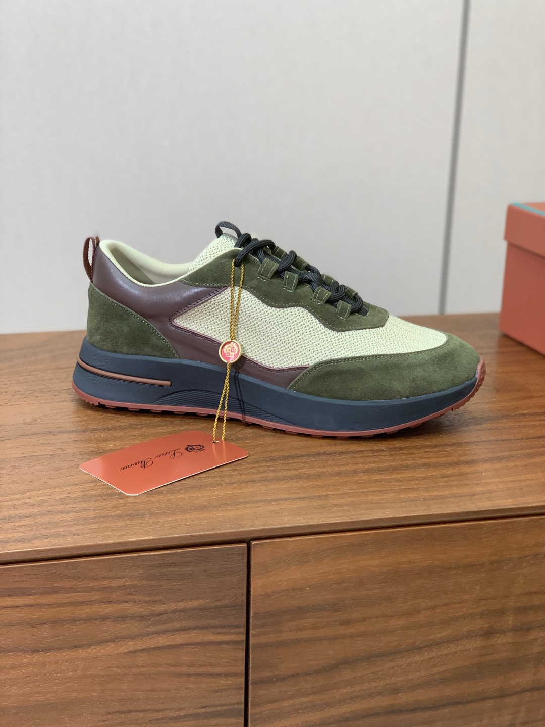 【Loro Piana】情侣款休闲运动鞋。简约时尚，鞋面采用牛反绒拼网面。羊皮垫脚。定制橡胶底。码数：女