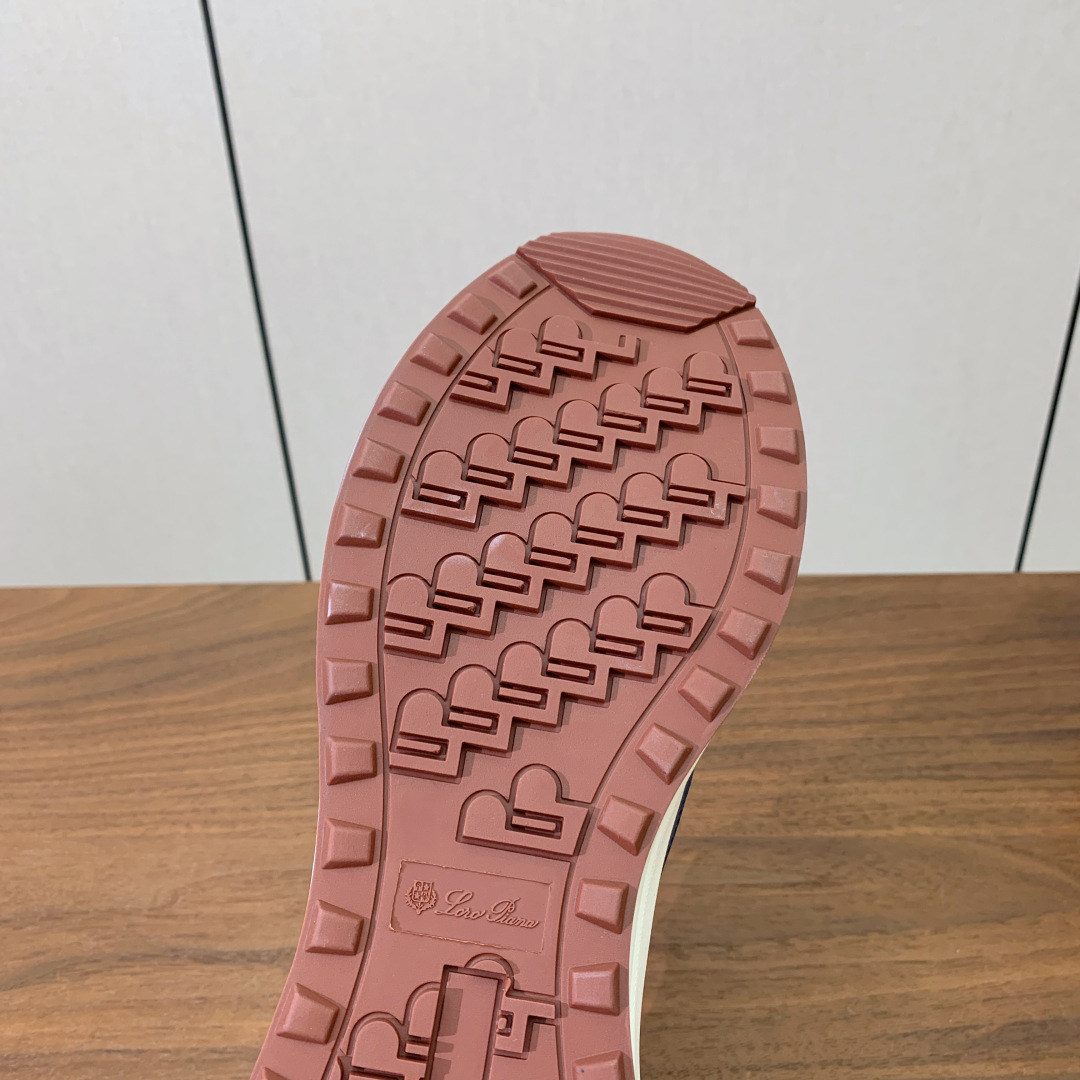 【Loro Piana】情侣款休闲运动鞋。简约时尚，鞋面采用牛反绒拼网面。羊皮垫脚。定制橡胶底。码数：女