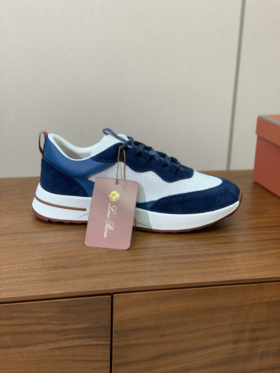 【Loro Piana】情侣款休闲运动鞋。简约时尚，鞋面采用牛反绒拼网面。羊皮垫脚。定制橡胶底。码数：女