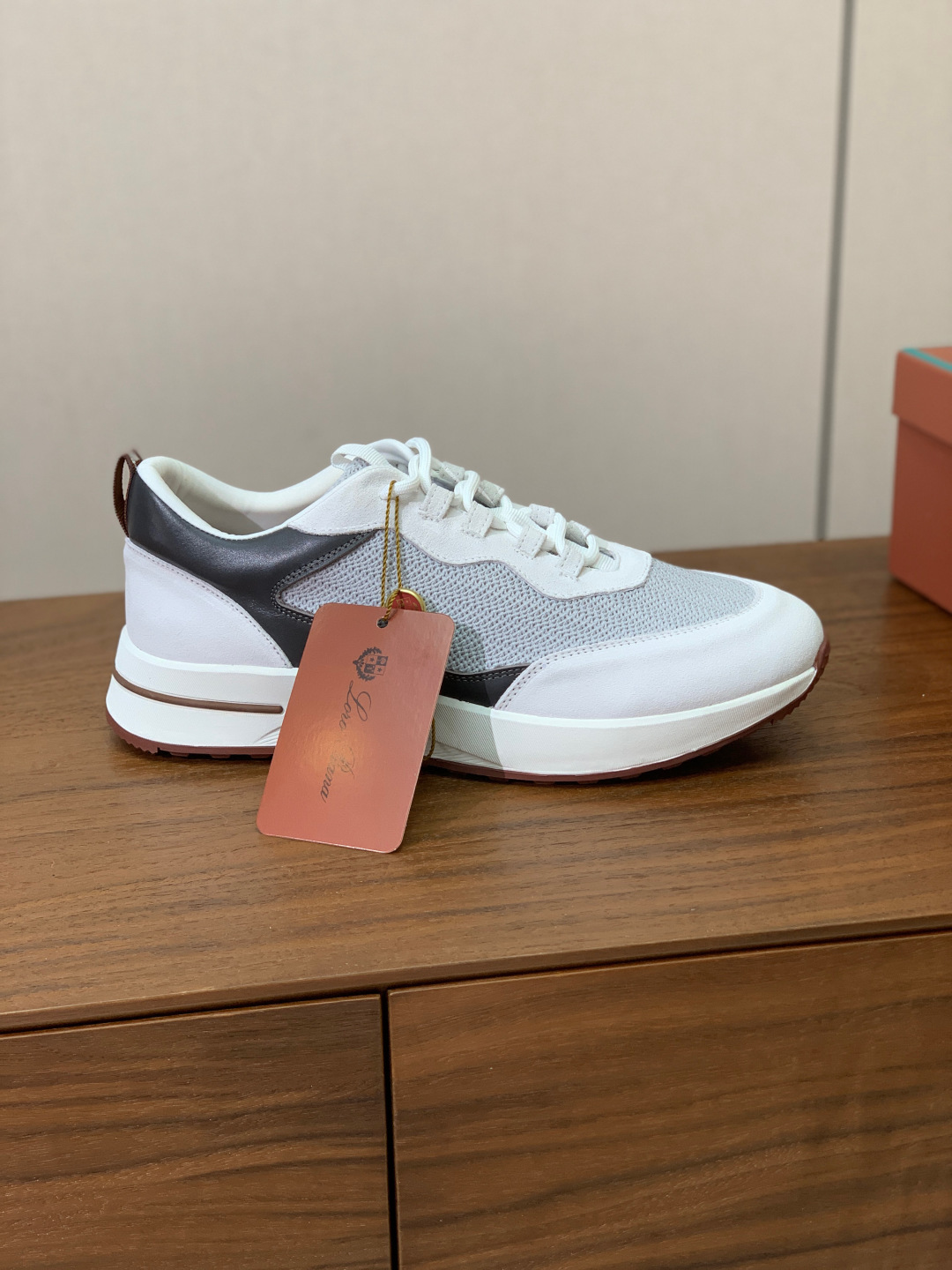 【Loro Piana】情侣款休闲运动鞋。简约时尚，鞋面采用牛反绒拼网面。羊皮垫脚。定制橡胶底。码数：女