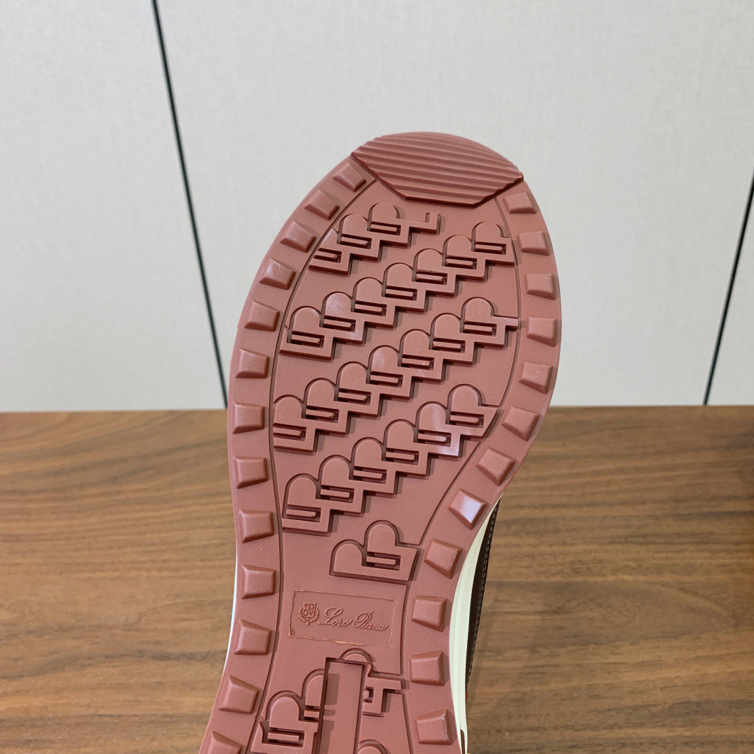 【Loro Piana】情侣款休闲运动鞋。简约时尚，鞋面采用牛反绒拼网面。羊皮垫脚。定制橡胶底。码数：女