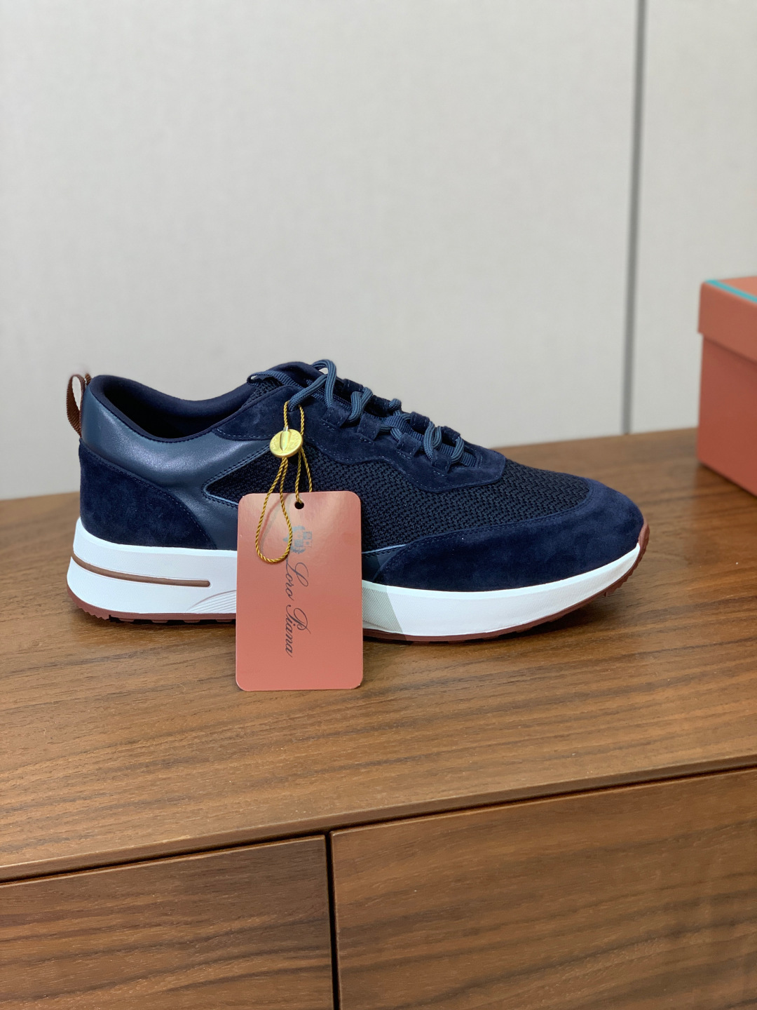 【Loro Piana】情侣款休闲运动鞋。简约时尚，鞋面采用牛反绒拼网面。羊皮垫脚。定制橡胶底。码数：女