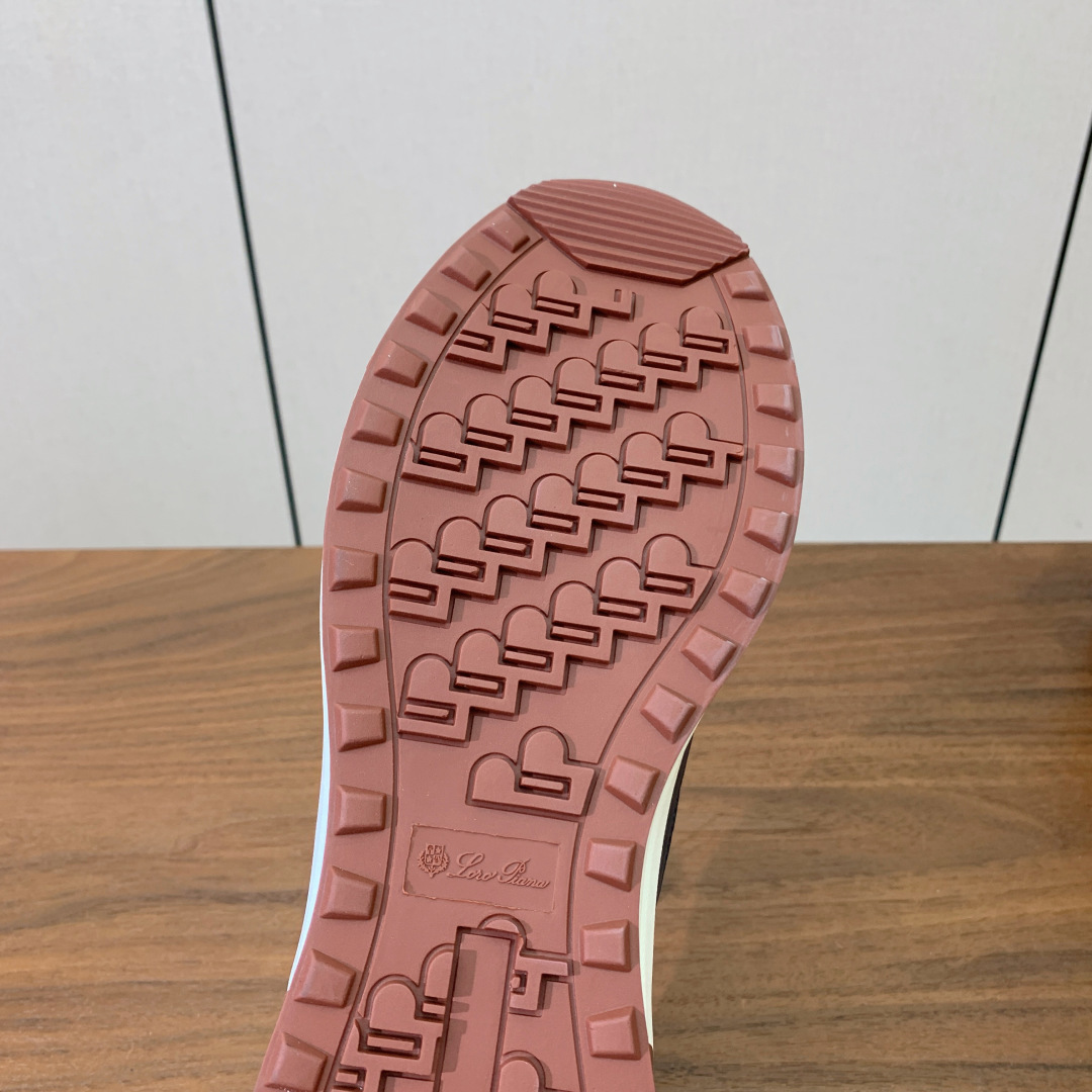 【Loro Piana】情侣款休闲运动鞋。简约时尚，鞋面采用牛反绒拼网面。羊皮垫脚。定制橡胶底。码数：女