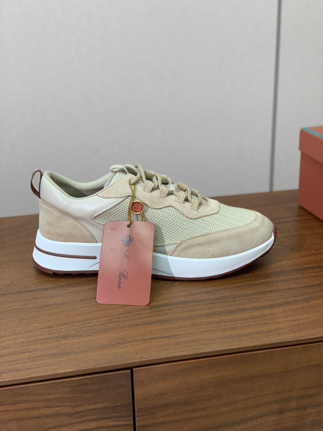 【Loro Piana】情侣款休闲运动鞋。简约时尚，鞋面采用牛反绒拼网面。羊皮垫脚。定制橡胶底。码数：女