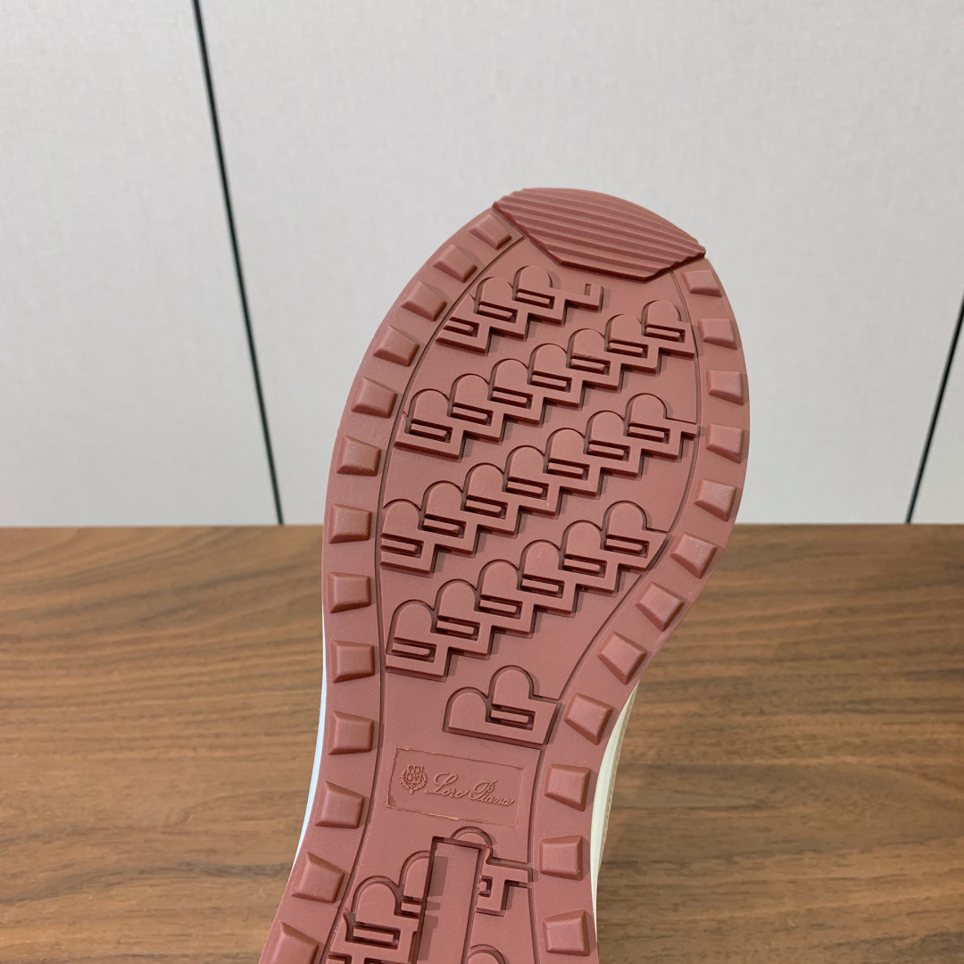 【Loro Piana】情侣款休闲运动鞋。简约时尚，鞋面采用牛反绒拼网面。羊皮垫脚。定制橡胶底。码数：女