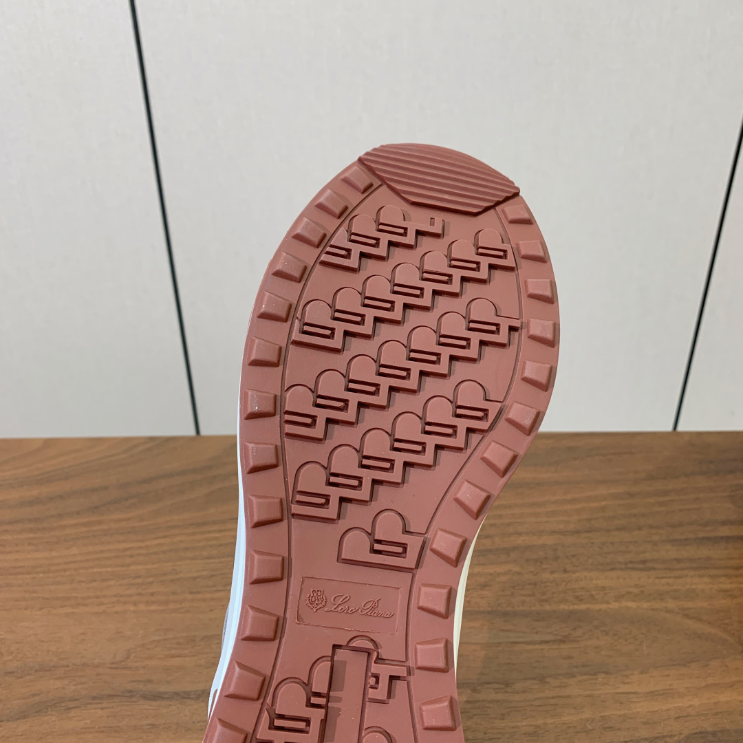 【Loro Piana】情侣款休闲运动鞋。简约时尚，鞋面采用牛反绒拼网面。羊皮垫脚。定制橡胶底。码数：女