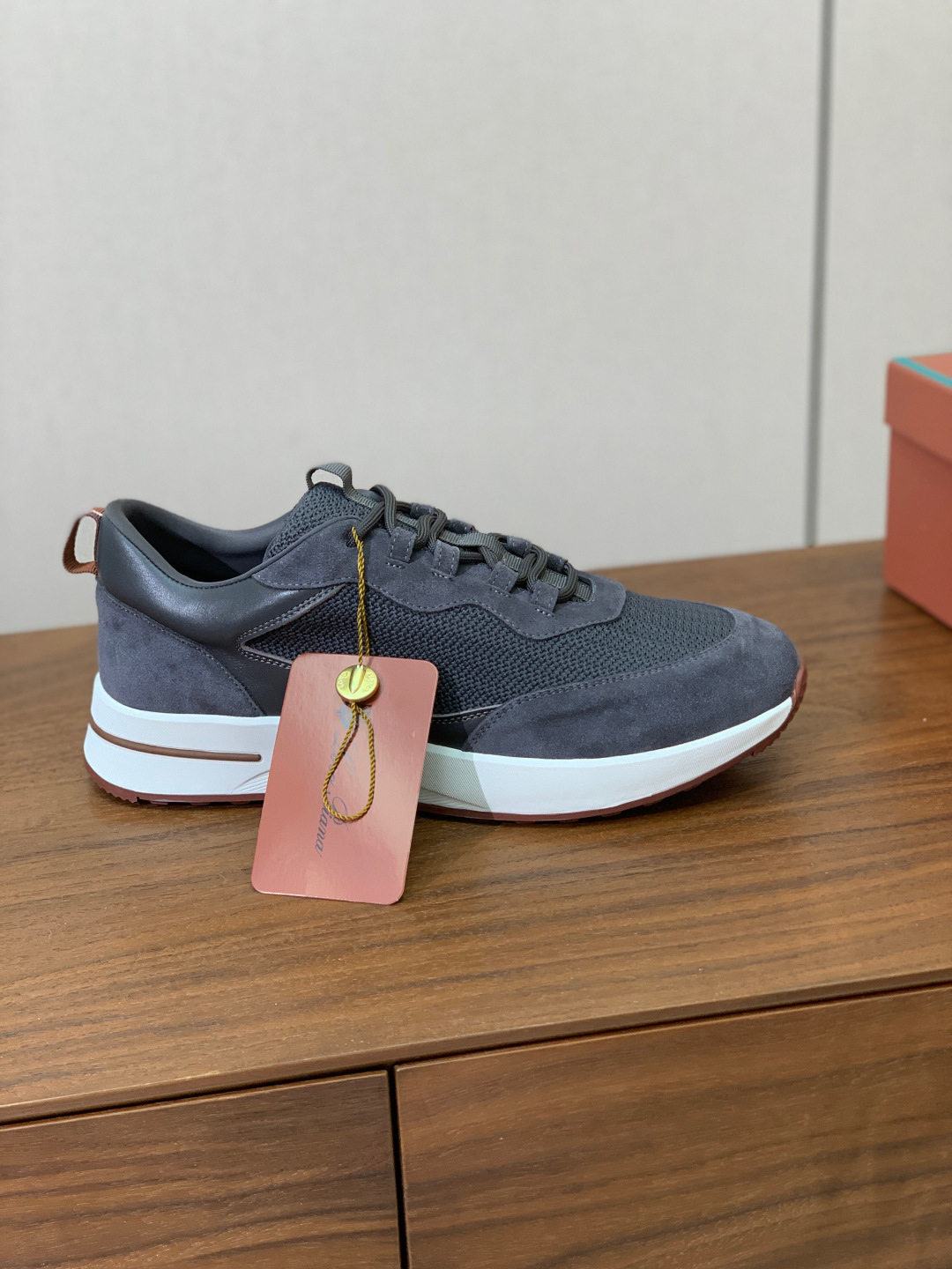 【Loro Piana】情侣款休闲运动鞋。简约时尚，鞋面采用牛反绒拼网面。羊皮垫脚。定制橡胶底。码数：女