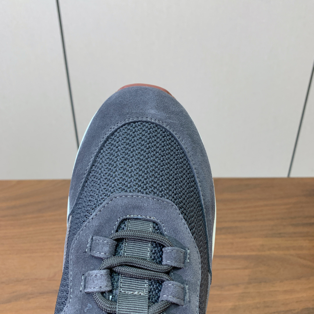 【Loro Piana】情侣款休闲运动鞋。简约时尚，鞋面采用牛反绒拼网面。羊皮垫脚。定制橡胶底。码数：女