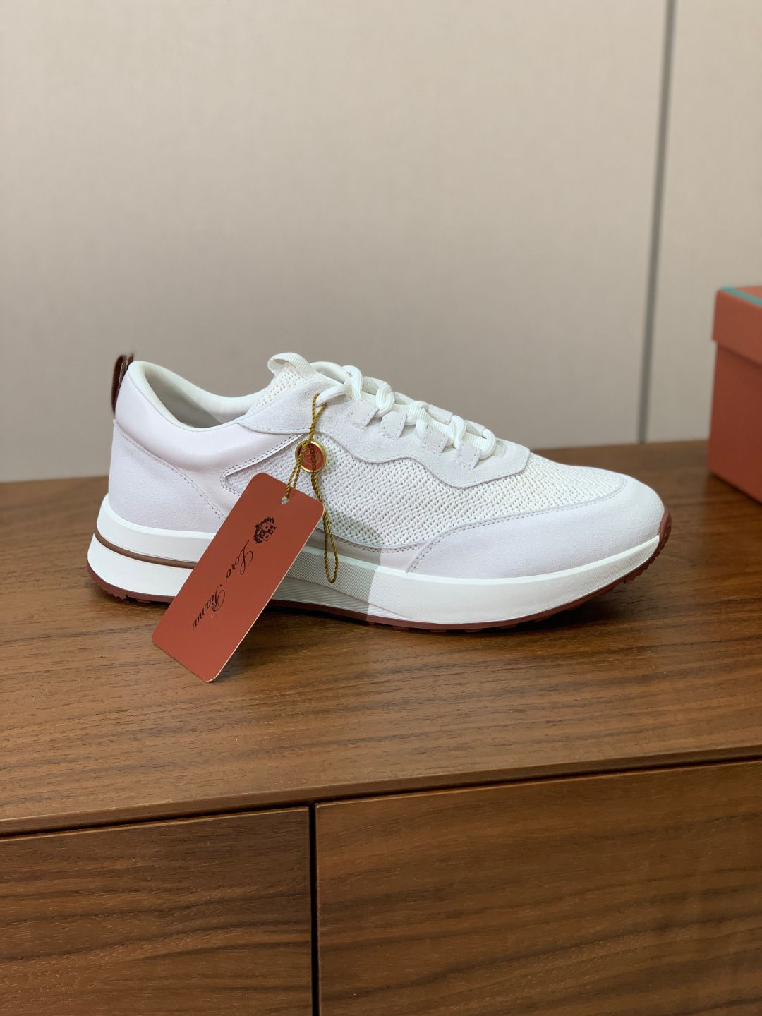 【Loro Piana】情侣款休闲运动鞋。简约时尚，鞋面采用牛反绒拼网面。羊皮垫脚。定制橡胶底。码数：女