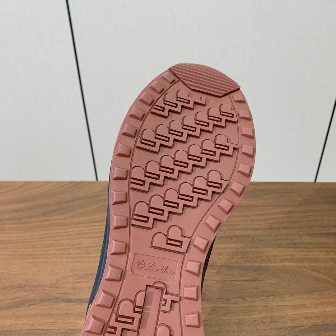 【Loro Piana】情侣款休闲运动鞋。简约时尚，鞋面采用牛反绒拼网面。羊皮垫脚。定制橡胶底。码数：女