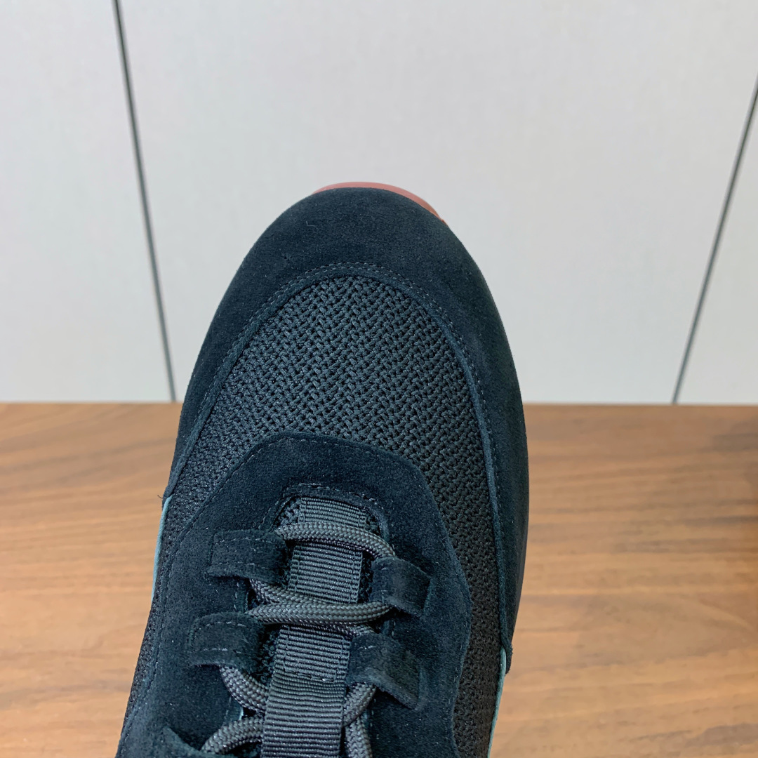 【Loro Piana】情侣款休闲运动鞋。简约时尚，鞋面采用牛反绒拼网面。羊皮垫脚。定制橡胶底。码数：女
