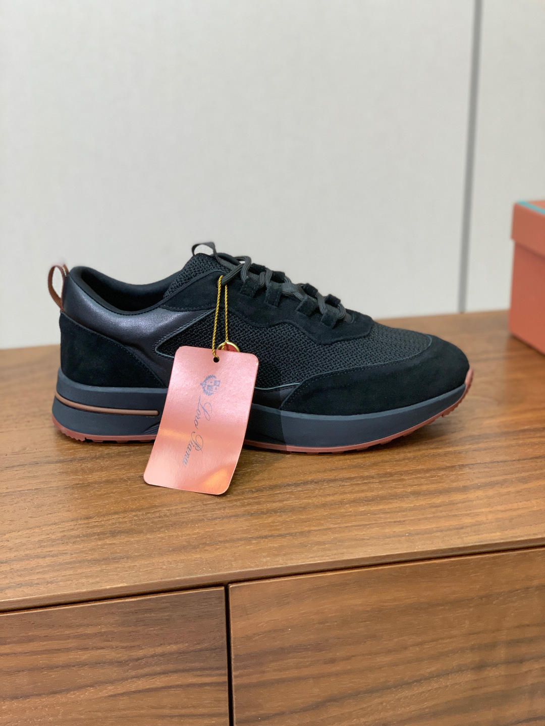 【Loro Piana】情侣款休闲运动鞋。简约时尚，鞋面采用牛反绒拼网面。羊皮垫脚。定制橡胶底。码数：女
