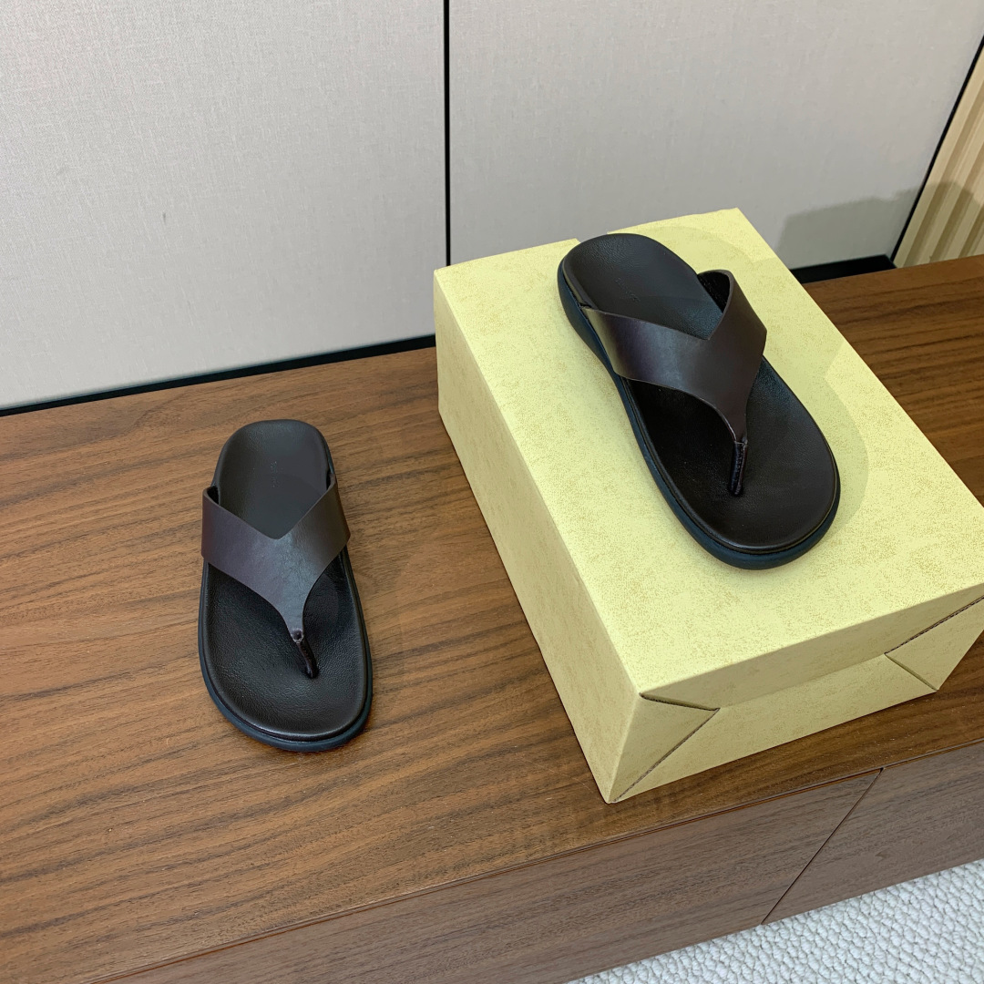【The row】人字拖。百搭又轻便。皮面极柔极软。上脚非常舒服。鞋面牛皮，开模橡胶大底。码数：35-4