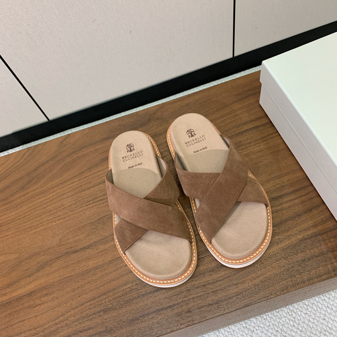 【BRUNELL* CUCINELL*】情侣款拖鞋。鞋面进口环保牛绒，定制橡胶大底。真皮沿条。码数：女：