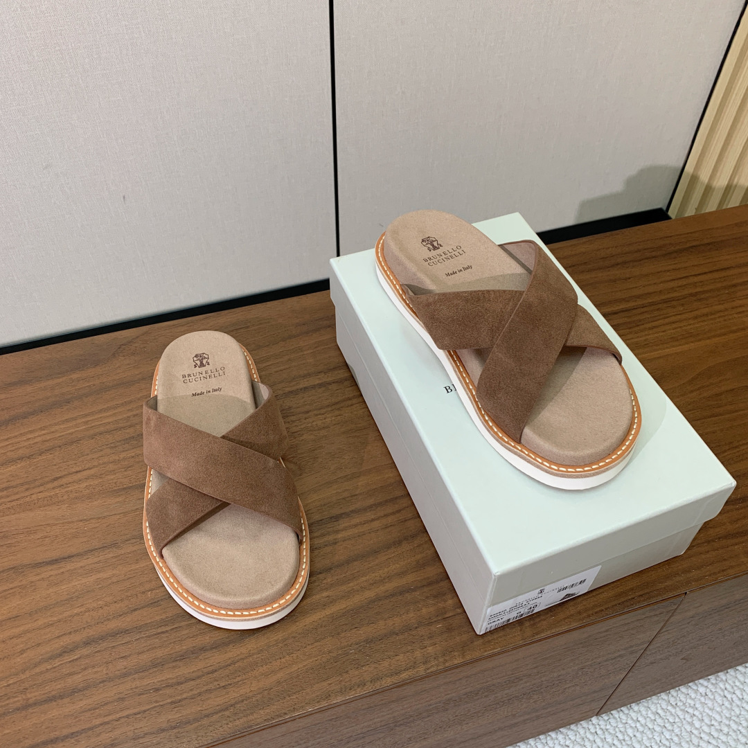 【BRUNELL* CUCINELL*】情侣款拖鞋。鞋面进口环保牛绒，定制橡胶大底。真皮沿条。码数：女：