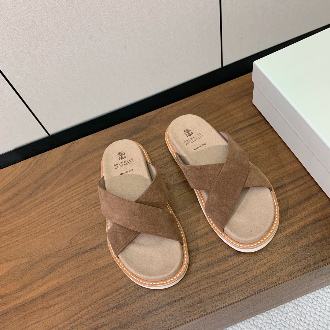 【BRUNELL* CUCINELL*】情侣款拖鞋。鞋面进口环保牛绒，定制橡胶大底。真皮沿条。码数：女：