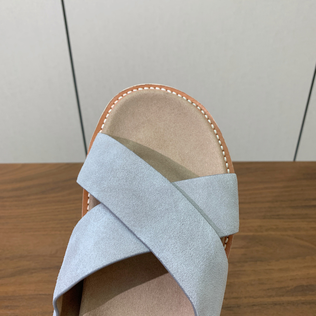 【BRUNELL* CUCINELL*】情侣款拖鞋。鞋面进口环保牛绒，定制橡胶大底。真皮沿条。码数：女：