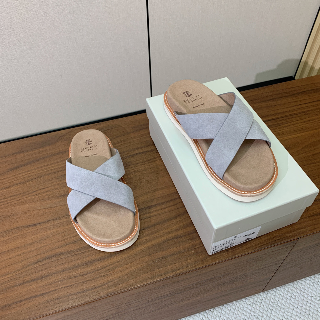【BRUNELL* CUCINELL*】情侣款拖鞋。鞋面进口环保牛绒，定制橡胶大底。真皮沿条。码数：女：