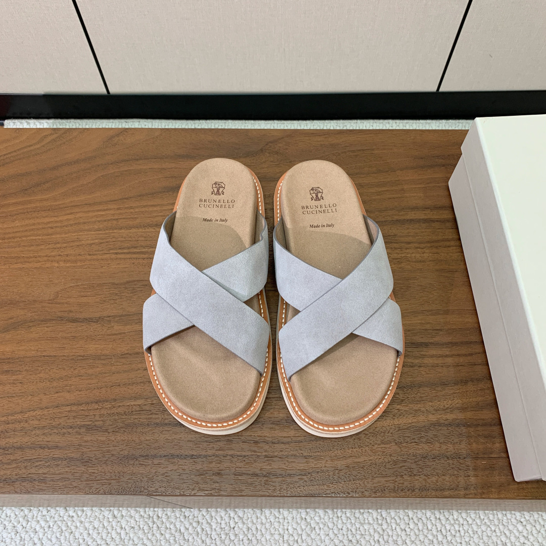 【BRUNELL* CUCINELL*】情侣款拖鞋。鞋面进口环保牛绒，定制橡胶大底。真皮沿条。码数：女：