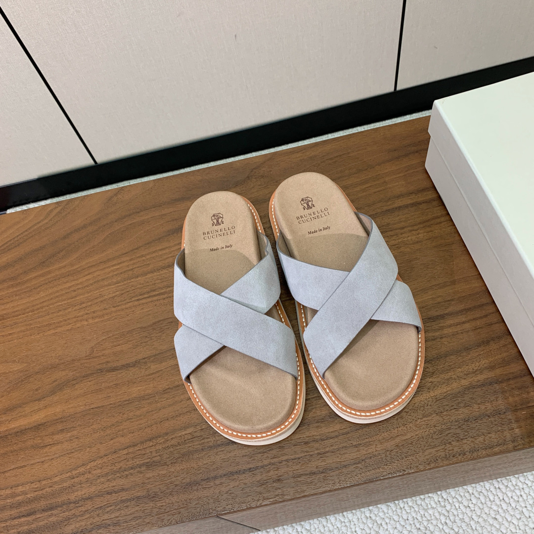 【BRUNELL* CUCINELL*】情侣款拖鞋。鞋面进口环保牛绒，定制橡胶大底。真皮沿条。码数：女：