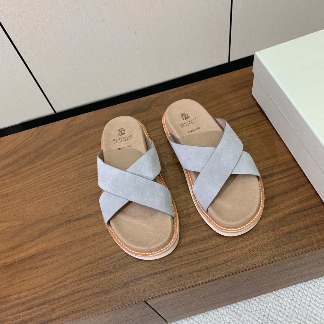 【BRUNELL* CUCINELL*】情侣款拖鞋。鞋面进口环保牛绒，定制橡胶大底。真皮沿条。码数：女：